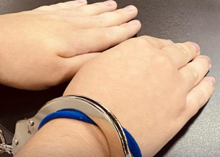 Mujer extorsionista detenida por las autoridades permanecerá en prisión