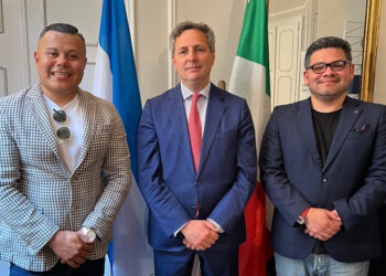 El estilo colorido, espiritual y genuino de Fernando Llort y Árbol de Dios llega a Europa