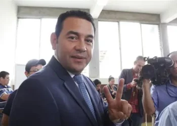Expresidente Jimmy Morales se va de Guatemala en vuelo comercial tras orden de investigación