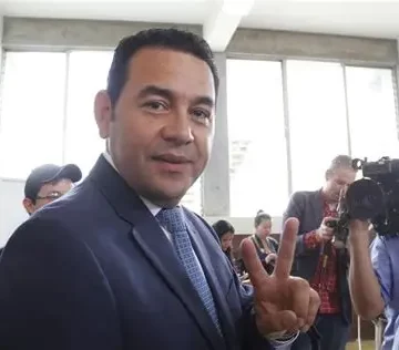 Expresidente Jimmy Morales se va de Guatemala en vuelo comercial tras orden de investigación