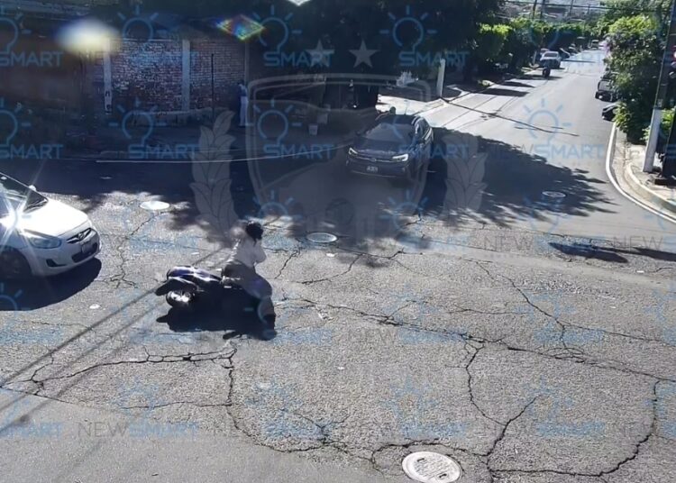 Cámaras municipales registran accidente entre sedán y motocicleta en Santa Tecla
