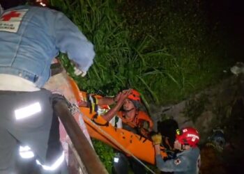 Rescatan a persona que cayó a un tragante en la Carretera Troncal del Norte