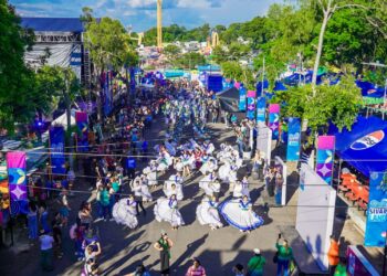 Desfile en Sívarland llena de música y alegría las vacaciones agostinas