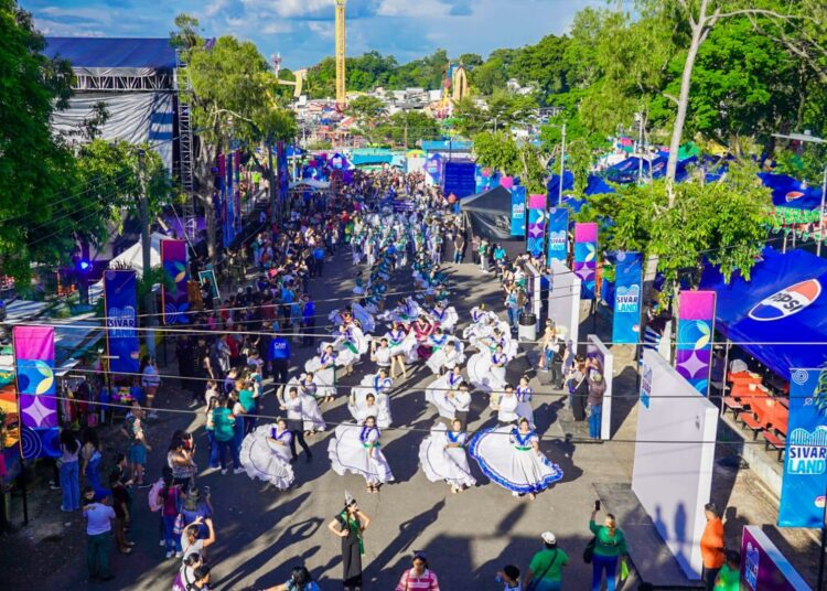 Desfile en Sívarland llena de música y alegría las vacaciones agostinas