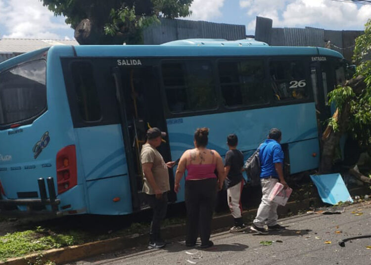 Buseta de la Ruta 26 y una camioneta se estrellan en San Salvador