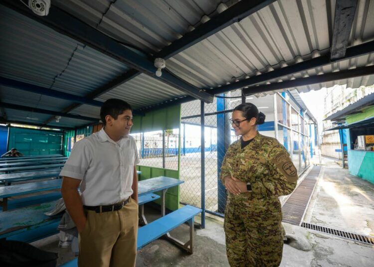 Ministra Karla Trigueros verifica cumplimiento de medidas en Instituto de Ayutuxtepeque