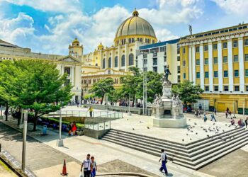 Confianza en el sistema financiero de El Salvador crece: más ahorro, menos morosidad y mayor solidez en la banca