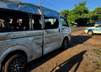 Siete estudiantes resultaron heridos tras el vuelco de un microbús en Ahuachapán