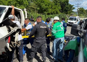 Conductor queda atrapado tras choque en kilómetro 8 de la carretera a Comalapa