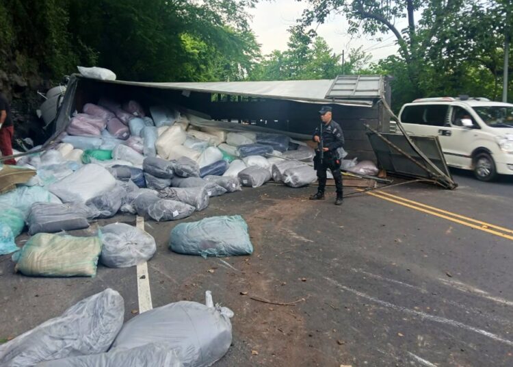 Camión que transportaba tela vuelca en San Vicente tras fallarle los frenos