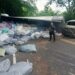 Camión que transportaba tela vuelca en San Vicente tras fallarle los frenos