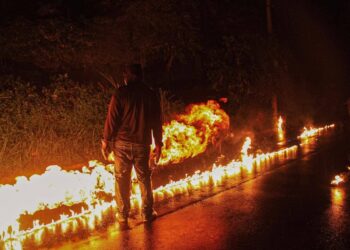 Las calles de Nejapa se preparan para encenderse con la tradicional batalla de bolas de fuego