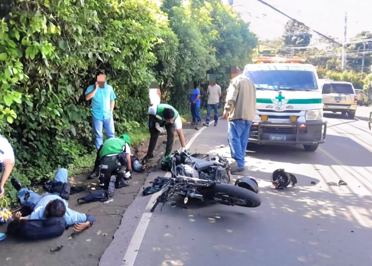 Vehículo invade carril y choca de frente con motociclista
