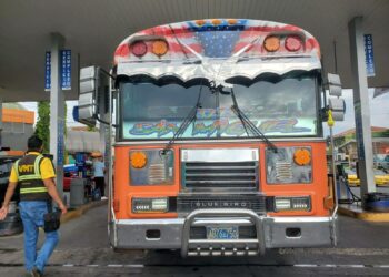 Ruta 327-B es sancionada por cobrar más del pasaje permitido durante inspección del VMT