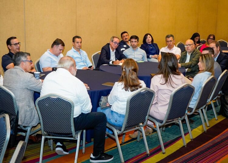 Empresarios colombianos muestran interés en invertir en proyectos de vivienda social en El Salvador