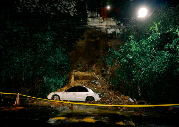 Una familia es evacuada de madrugada tras colapso de muro en Mejicanos debido a las lluvias