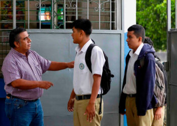 Apoyo ciudadano a medidas que fomentan disciplina y presentación en escuelas