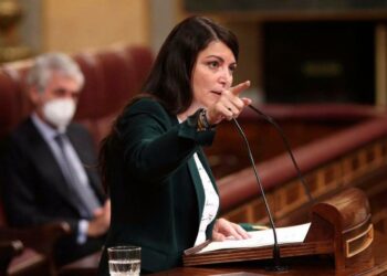 «Se trata de estrategia contra la estética pandillera», destaca desde España, Macarena Olona, sobre normas escolares en El Salvador