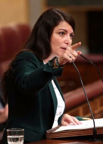 «Se trata de estrategia contra la estética pandillera», destaca desde España, Macarena Olona, sobre normas escolares en El Salvador