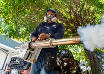 Alcaldía de San Salvador refuerza prevención del dengue con fumigación en residencial Versalles