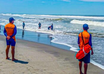 Guardavidas y personal táctico refuerzan la seguridad en playas durante vacaciones agostinas