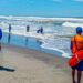 Guardavidas y personal táctico refuerzan la seguridad en playas durante vacaciones agostinas