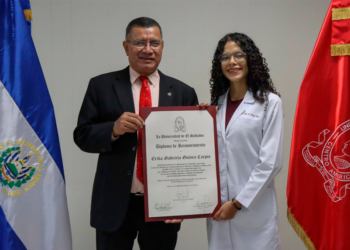 UES premian excelencia académica de egresada que obtuvo primer lugar en ENAR 2025