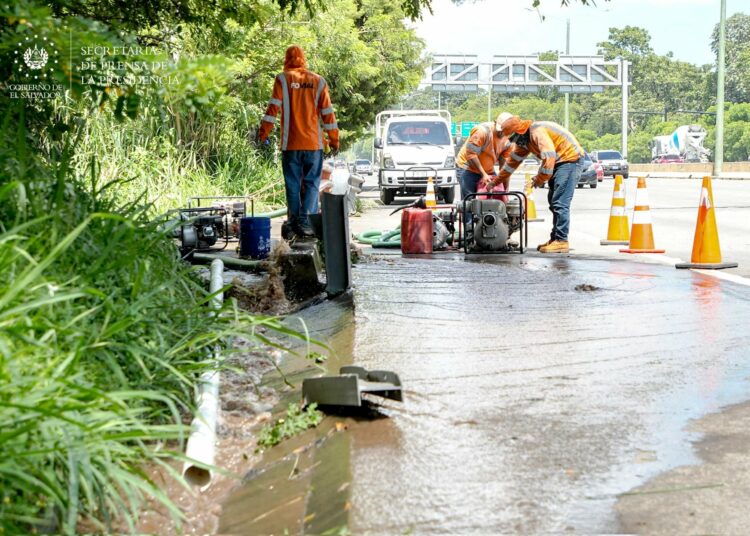 Liberan vía inundada en Antiguo Cuscatlán