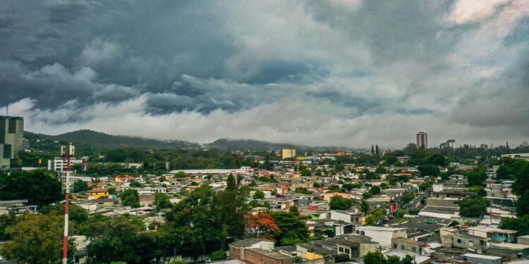 Onda tropical provocará lluvias durante las noches del fin de semana en el país
