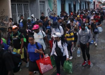 Migrantes salen en caravana con la esperanza de obtener visas de trabajo en Canadá y Alemania