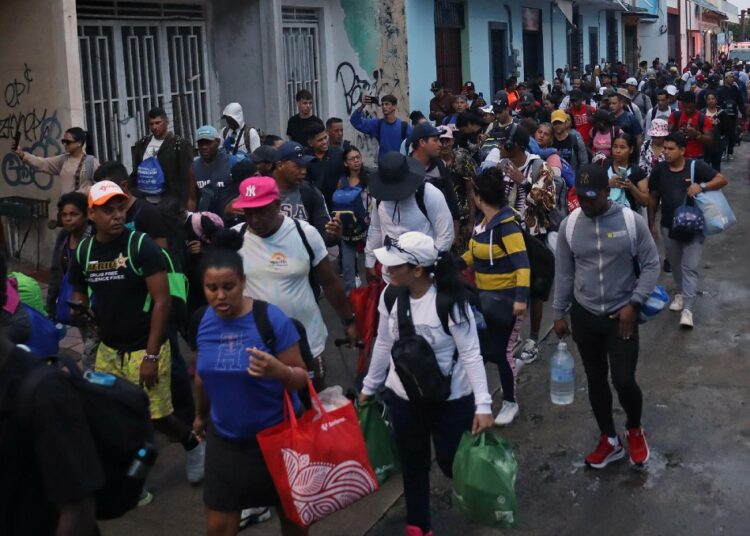 Migrantes salen en caravana con la esperanza de obtener visas de trabajo en Canadá y Alemania