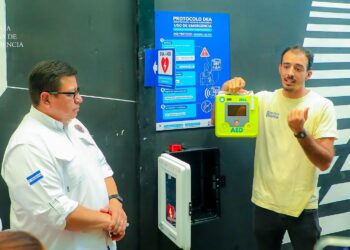 Gobierno coloca el primer desfibrilador en playa El Tunco para garantizar seguridad de visitantes