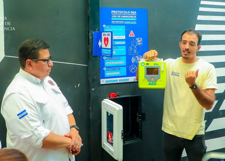 Gobierno coloca el primer desfibrilador en playa El Tunco para garantizar seguridad de visitantes