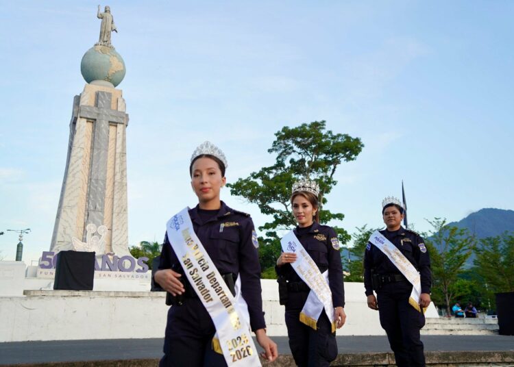 La Policía Nacional Civil se une a las Fiestas Agostinas con serenata a sus reinas desde la Plaza Salvador del Mundo