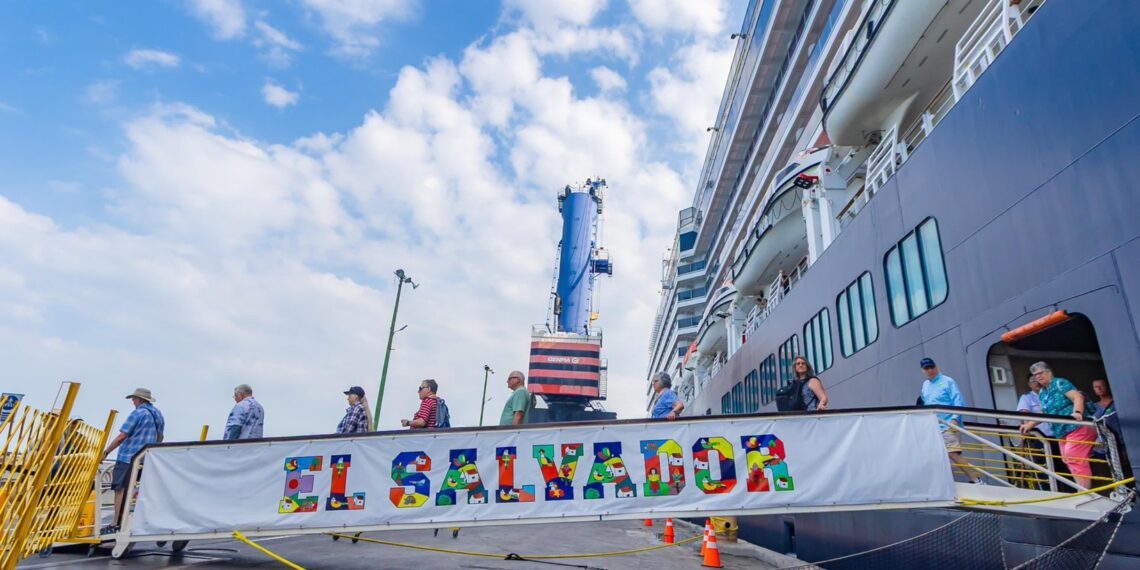 El Salvador recibió 3.9 millones de turistas en 2024, superando en 81 % las cifras de 2019