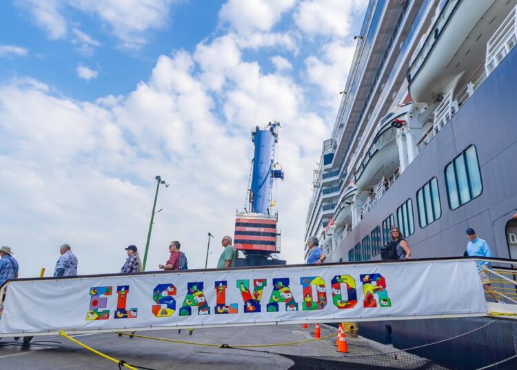 El Salvador recibió 3.9 millones de turistas en 2024, superando en 81 % las cifras de 2019