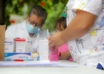 Familias de Comunidad Tutunichapa I reciben desayunos y chequeos médicos tras ser evacuadas por inundaciones