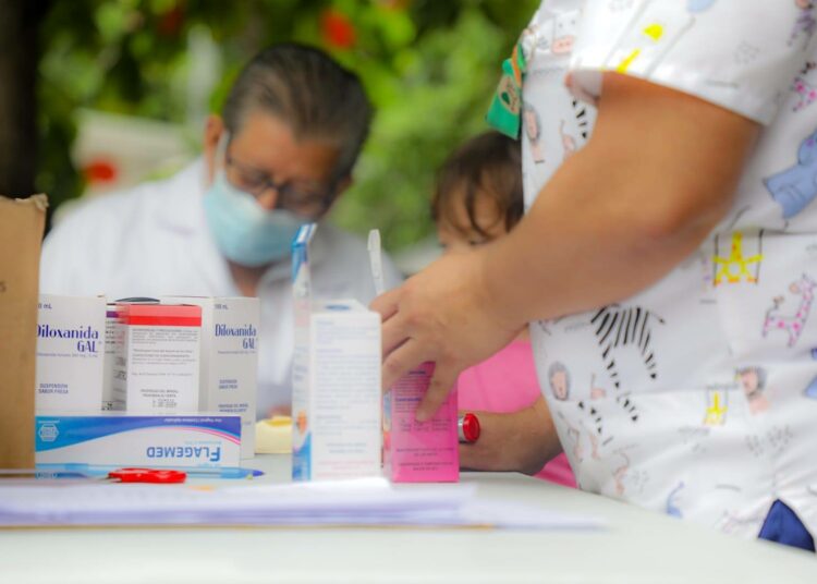 Familias de Comunidad Tutunichapa I reciben desayunos y chequeos médicos tras ser evacuadas por inundaciones