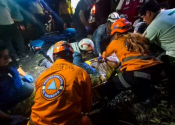 Cuatro lesionados tras caer vehículo a un barranco en Santa Tecla