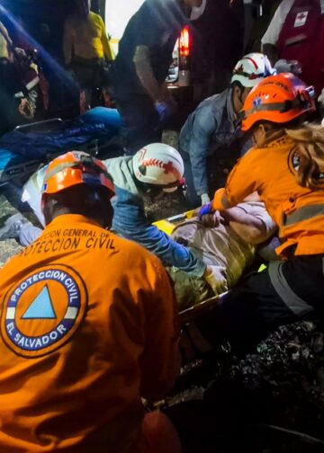 Cuatro lesionados tras caer vehículo a un barranco en Santa Tecla