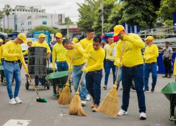 Privados de libertad colaboran en la limpieza de calles tras el desfile del 15 de septiembre