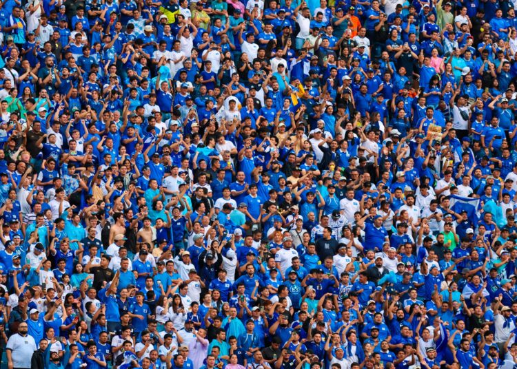 FIFA inicia investigación contra El Salvador por conducta de sus aficionados