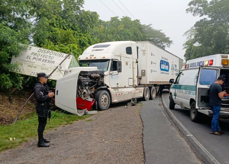Un muerto es el resultado de un accidente entre rastra y sedán en Chalatenango