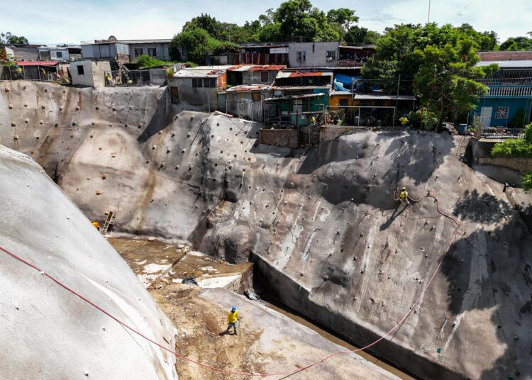 Gobierno trabaja en Soyapango para controlar cárcava y reducir riesgos a viviendas