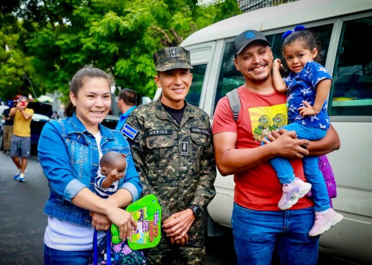 Ministro Merino Monroy es ovacionado durante desfile de Independencia