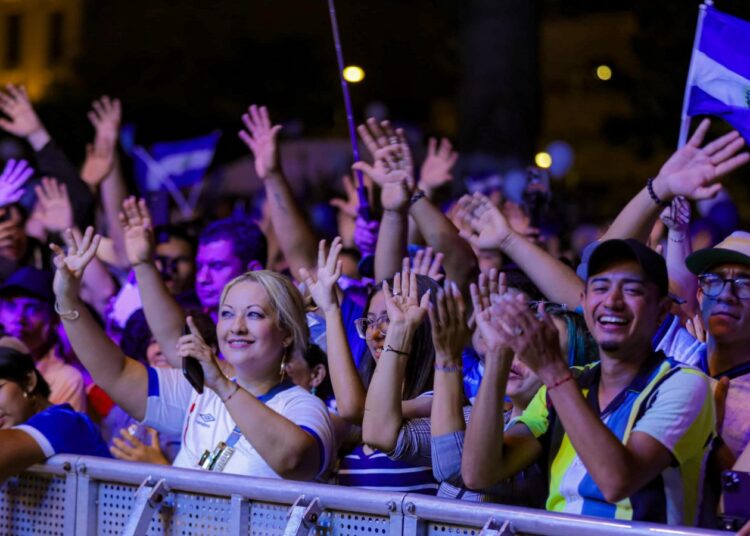 Centro histórico de San Salvador vive una fiesta de independencia llena de paz, civismo y alegría