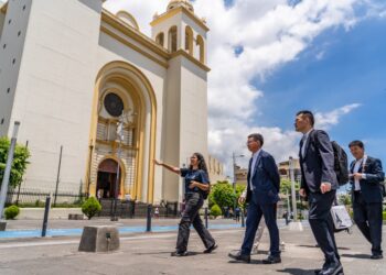 Delegación de Hangzhou recorre la BINAES y el Centro Histórico de San Salvador