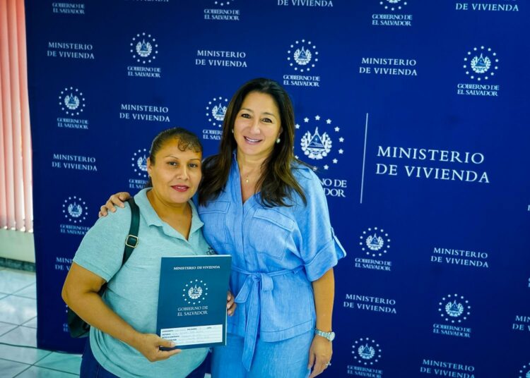 Gobierno entrega escrituras a familias afectadas por estafa de Argoz y garantiza su patrimonio