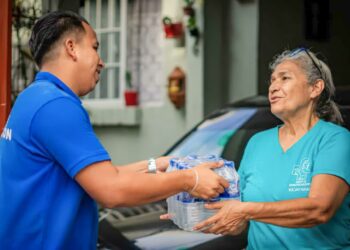 Gobierno asegura suministro de agua potable en Mejicanos