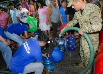 Gestores territoriales y Fuerza Armada garantizan suministro de agua en varias comunidades